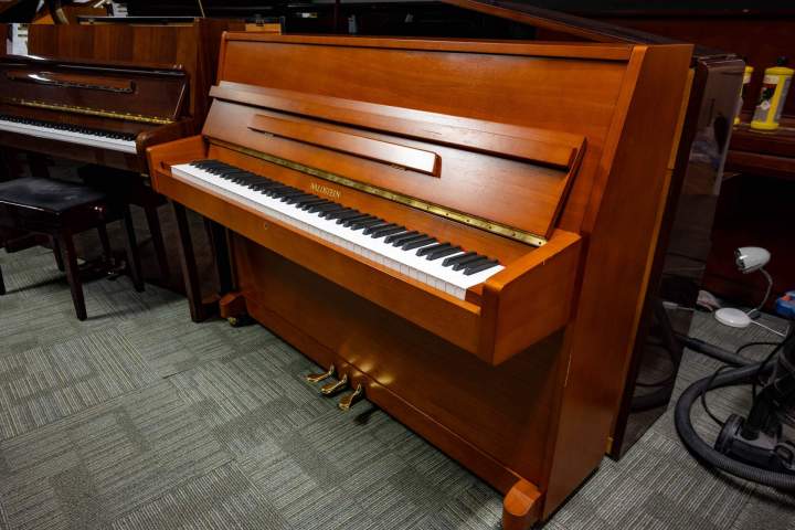 Profitez d'un piano reconditionné, soigneusement préparé, disponible à la location.